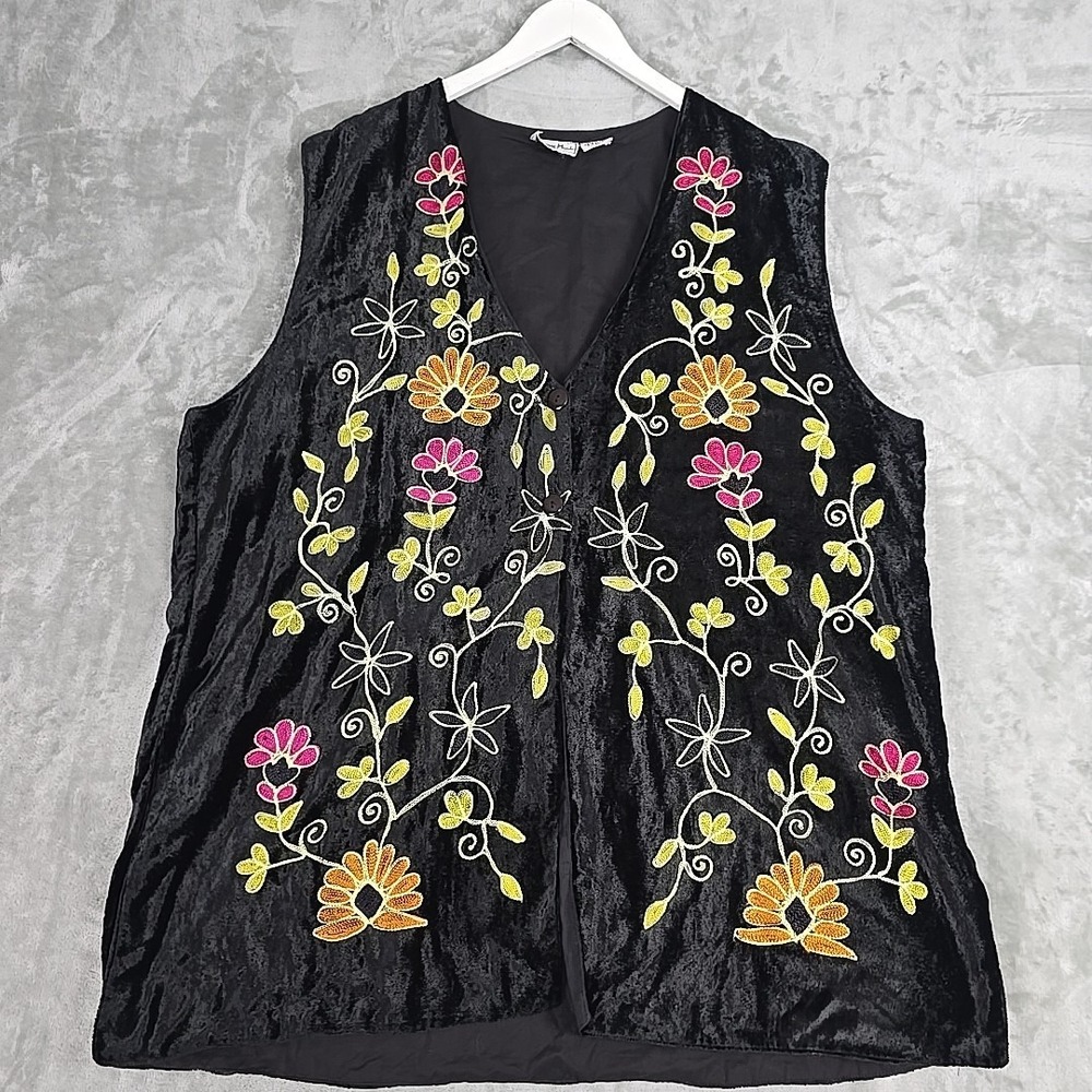 Nouveau Monde Women's Gypsy Velvet Embroidered Floral 2 Button Vest‎ 4x Black